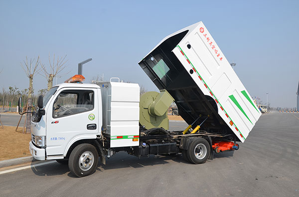 道路多功能灑水吸塵車​